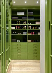 Г-образная гардеробная комната в зеленом цвете Караганда