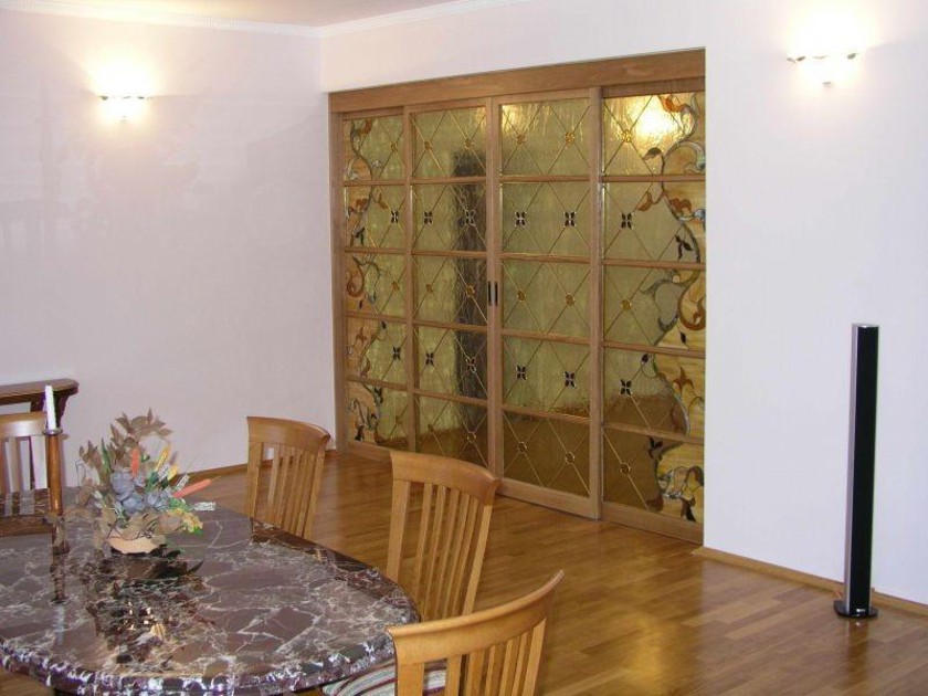 Перегородка для гостиной с цветным стеклом и декоративными вставками Караганда