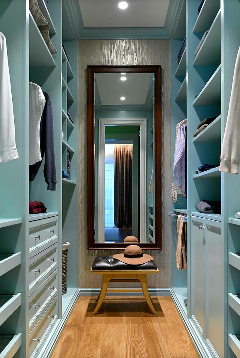 Параллельная гардеробная комната с большим зеркалом Караганда