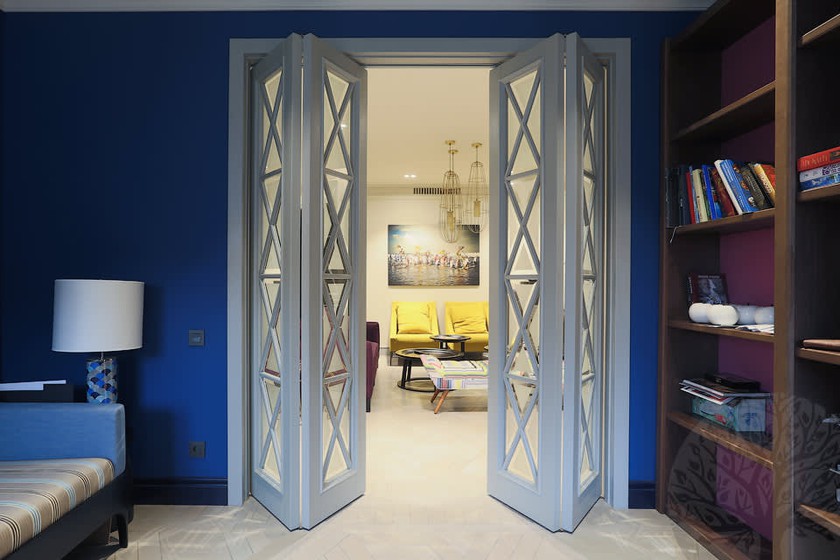 Двери гармошка  для гостиной со стеклами с разделителями Караганда
