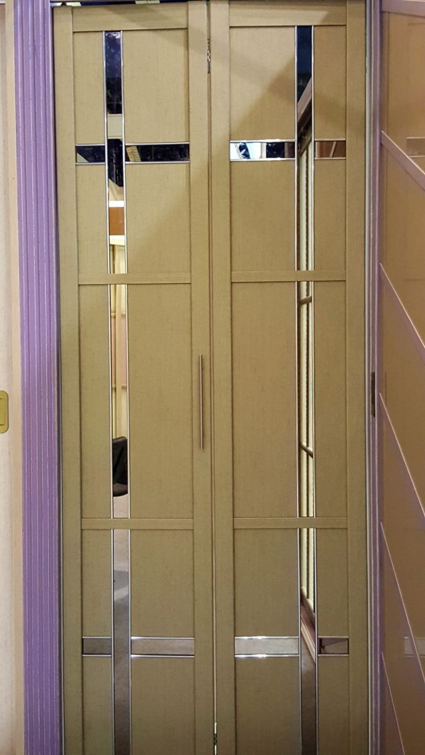 Двери гармошка шпонированные с зеркальным декором Караганда