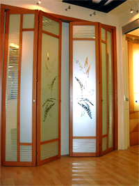 Двери гармошка с матовым рисунком цветок Караганда